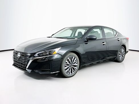 Used 2025 Nissan Altima 2.5 SV FWD image 3