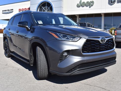 Used 2024 Toyota Highlander Limited image 3