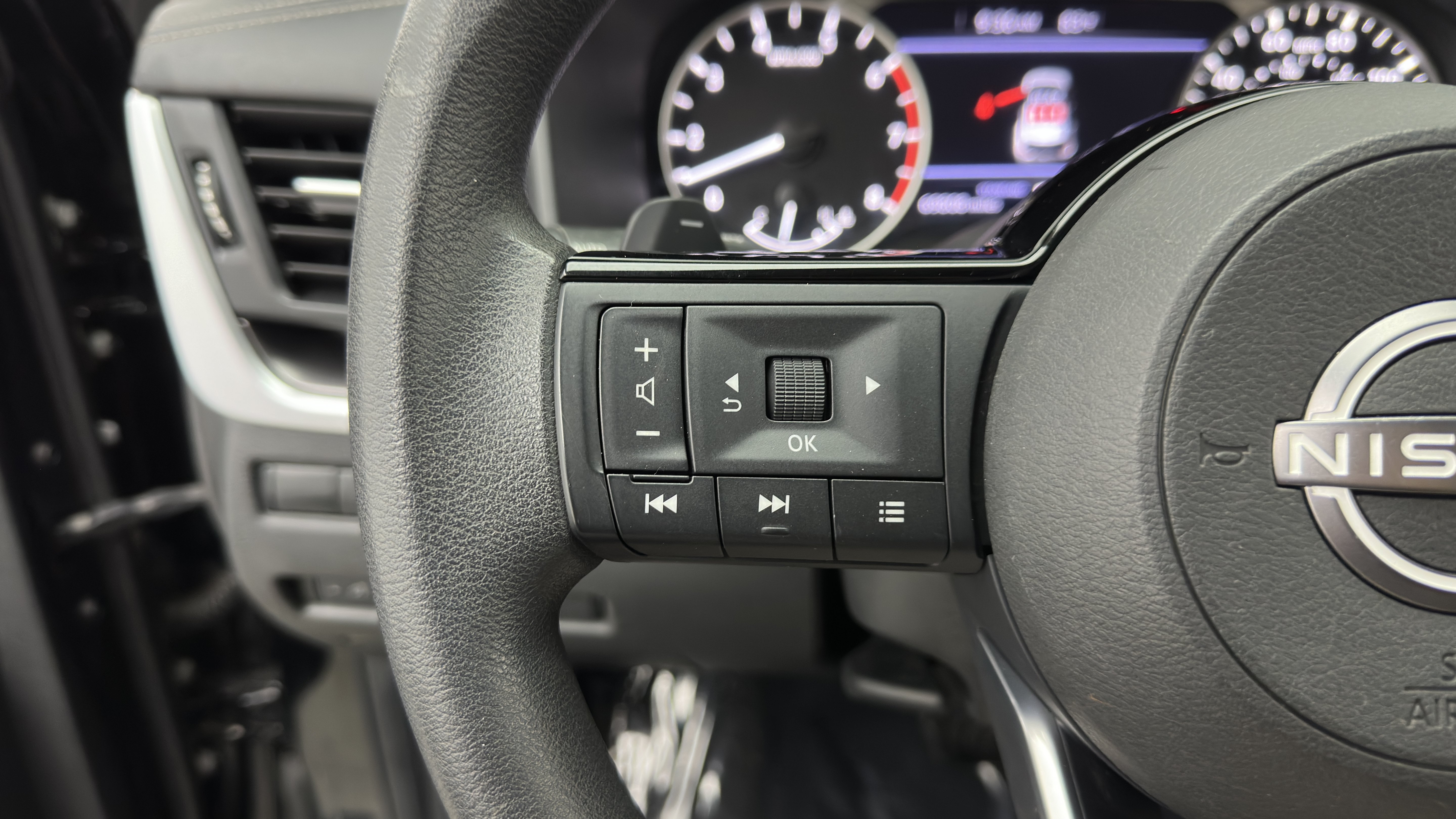 Used 2023 Nissan Rogue SV FWD image 22