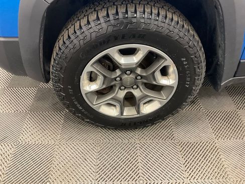 Used 2019 Jeep Cherokee Trailhawk w/ Cold Weather Group image 8