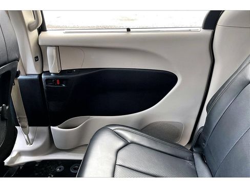 Used 2024 Chrysler Pacifica Touring-L FWD image 43