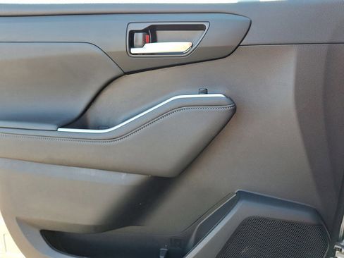Used 2023 Toyota Highlander XSE image 11