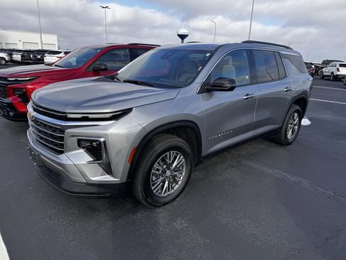 Used 2025 Chevrolet Traverse LT image 5