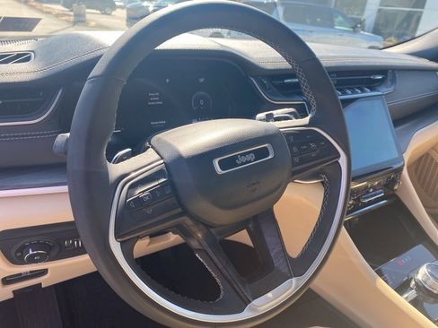 Used 2023 Jeep Grand Cherokee Limited w/ Black Appearance Package image 23