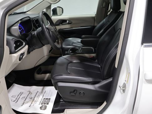 Used 2023 Chrysler Pacifica Touring-L FWD image 10