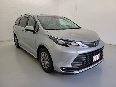 Used 2025 Toyota Sienna XLE FWD image 4