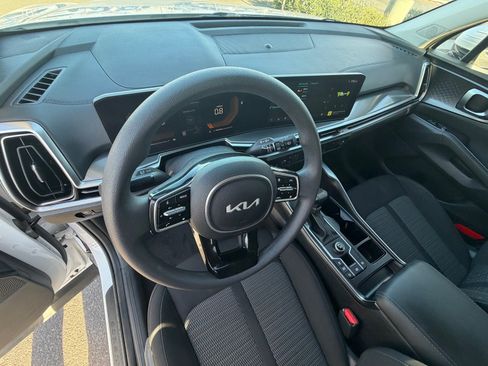 Used 2025 Kia Sorento LX FWD image 15