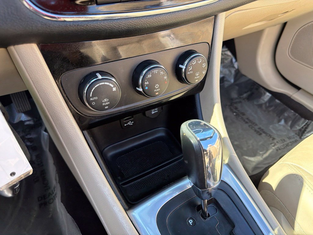 Used 2013 Chrysler 200 Limited FWD image 28