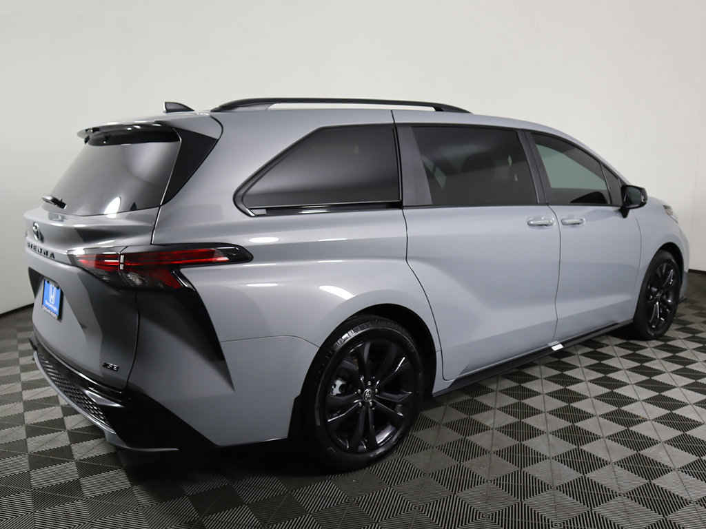 Used 2025 Toyota Sienna XSE FWD image 11