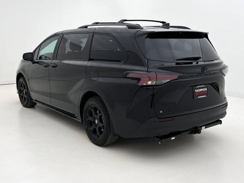 Used 2025 Toyota Sienna XLE Woodland Edition image 9