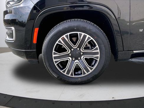 Certified 2024 Jeep Wagoneer Series II w/ Flexible Seating Group AWD/4WD image 35