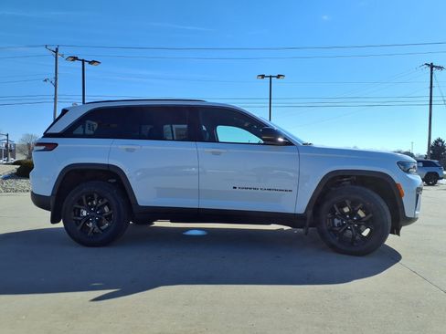 New 2026 Jeep Grand Cherokee Altitude AWD/4WD image 30