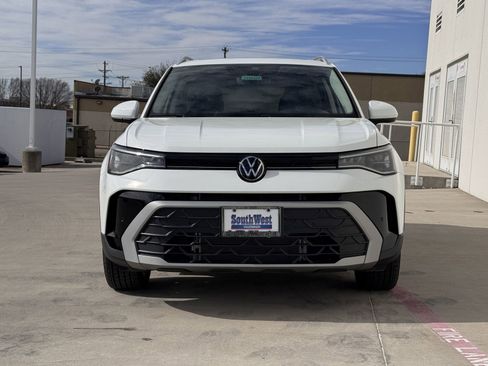 Used 2025 Volkswagen Taos SE image 6