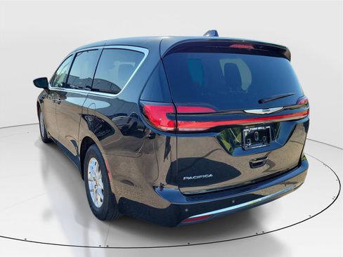 Used 2023 Chrysler Pacifica Touring-L FWD image 3
