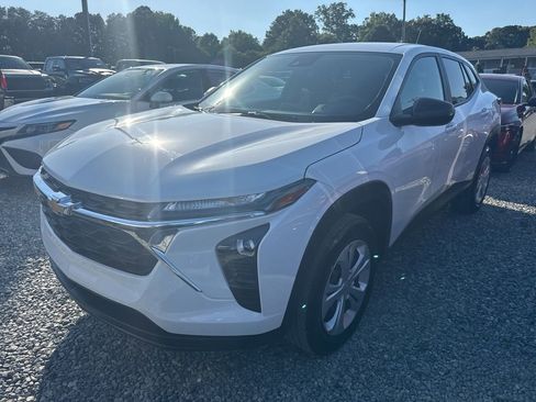 Used 2025 Chevrolet Trax LS FWD image 1