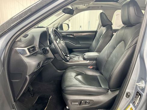 Used 2023 Toyota Highlander Limited image 20