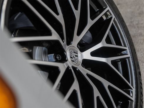 Certified 2025 Porsche Macan image 12