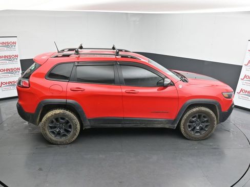 Used 2019 Jeep Cherokee Trailhawk w/ Cold Weather Group image 17