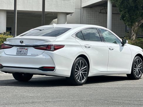 Used 2025 Lexus ES 300h w/ Premium Package FWD image 9