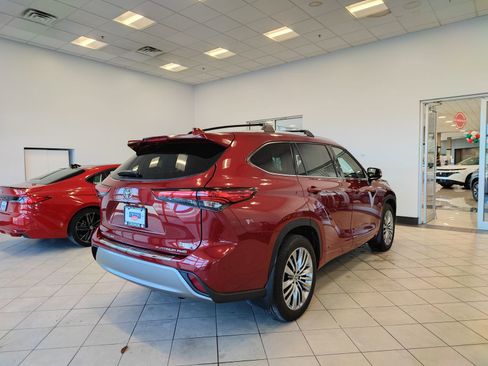 Used 2022 Toyota Highlander Platinum image 3