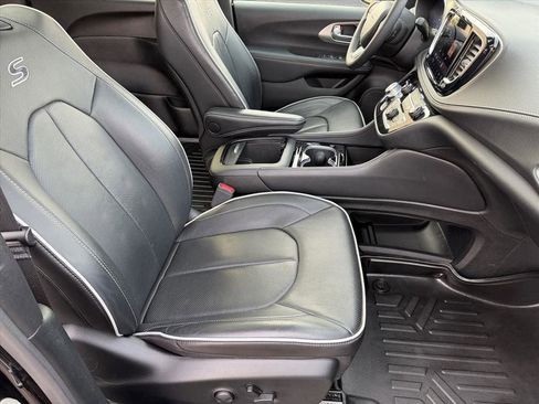 Used 2024 Chrysler Pacifica Limited w/ S Appearance Package image 18