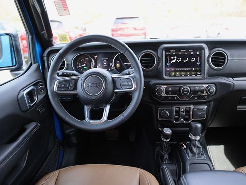 Used 2023 Jeep Wrangler Unlimited Sahara AWD/4WD image 17