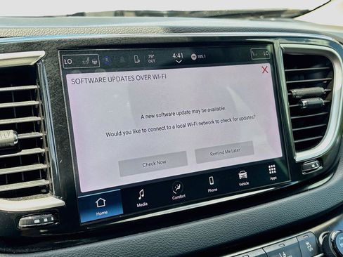 Used 2023 Chrysler Pacifica Touring-L FWD image 14