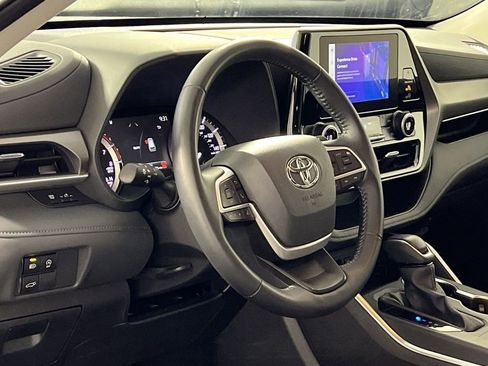 Used 2025 Toyota Highlander LE image 16