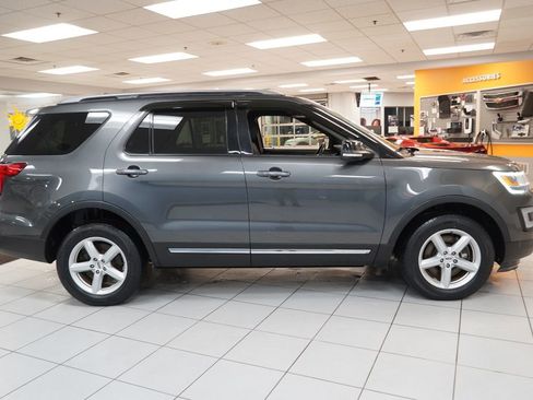 Used 2017 Ford Explorer XLT image 11