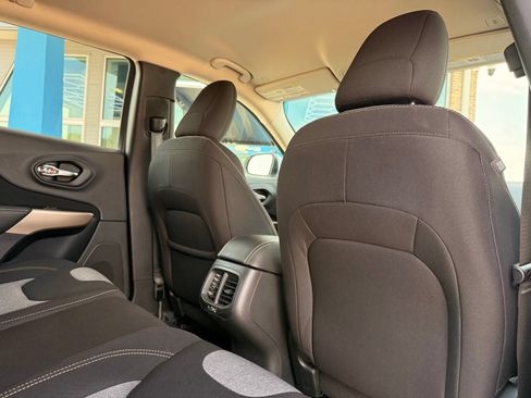 Used 2018 Jeep Cherokee Latitude w/ Safety Group AWD/4WD image 20