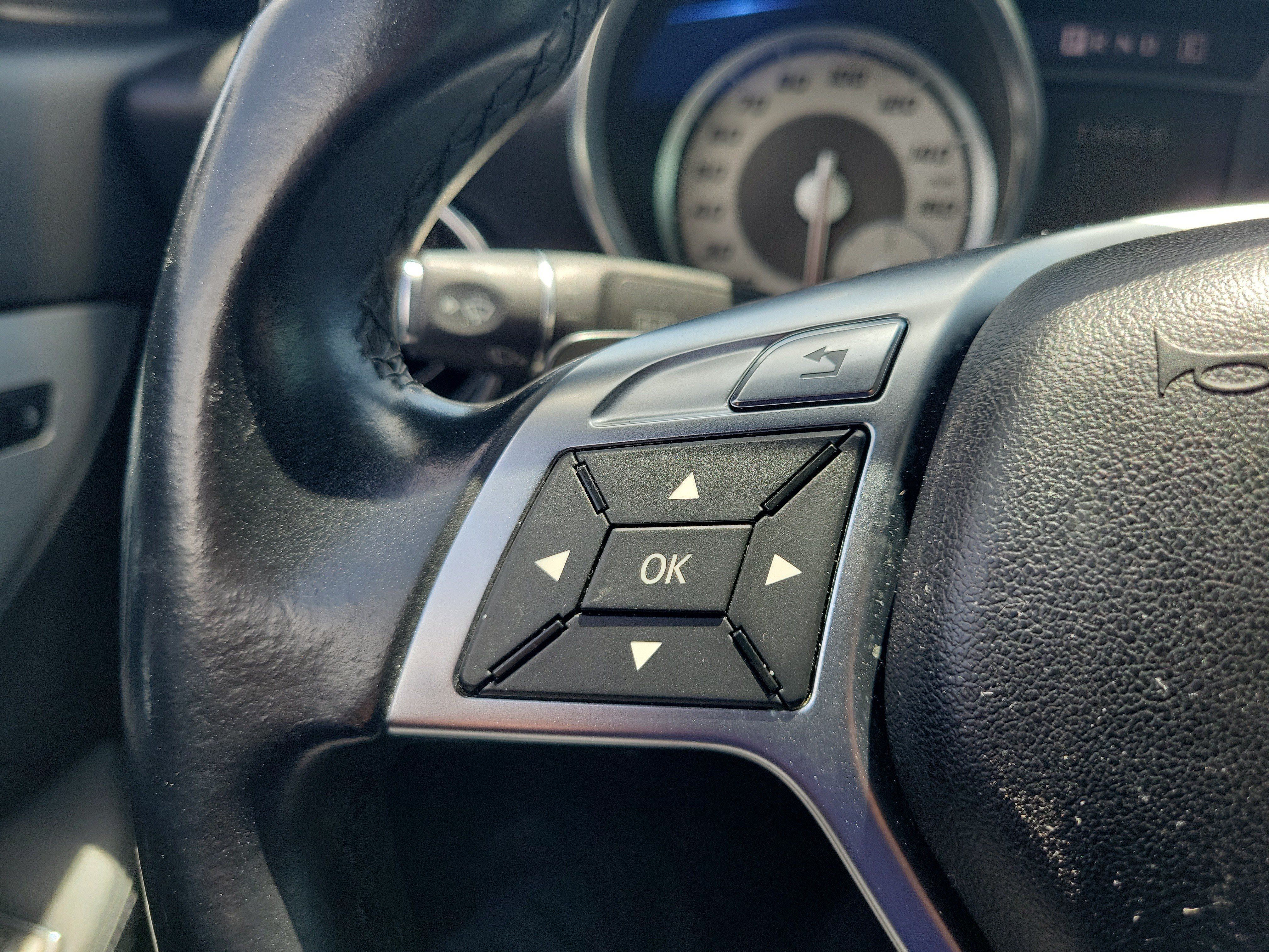 Used 2013 Mercedes-Benz SLK 250 image 24
