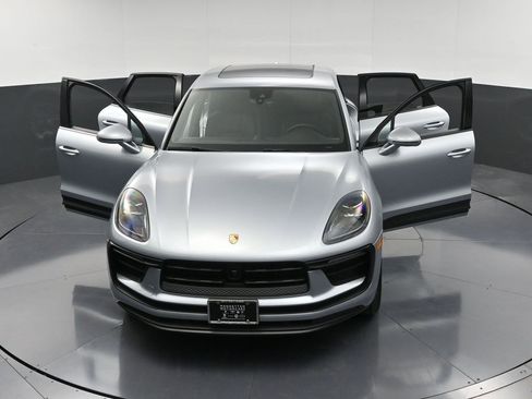 Certified 2025 Porsche Macan image 33