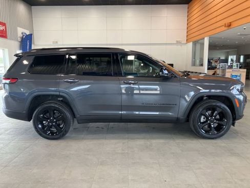 Used 2024 Jeep Grand Cherokee L Limited w/ Black Appearance Package AWD/4WD image 4