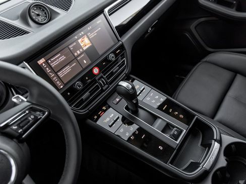 Certified 2026 Porsche Macan AWD/4WD image 31