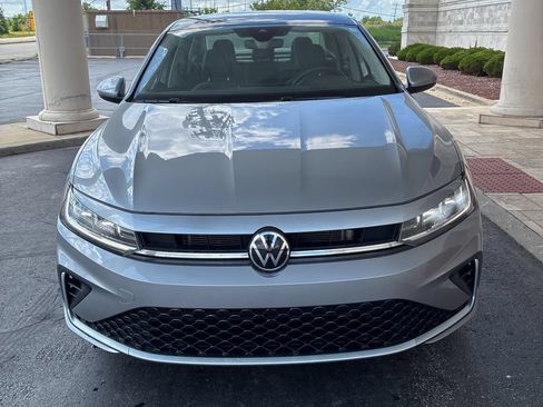 Used 2025 Volkswagen Jetta SE FWD image 5
