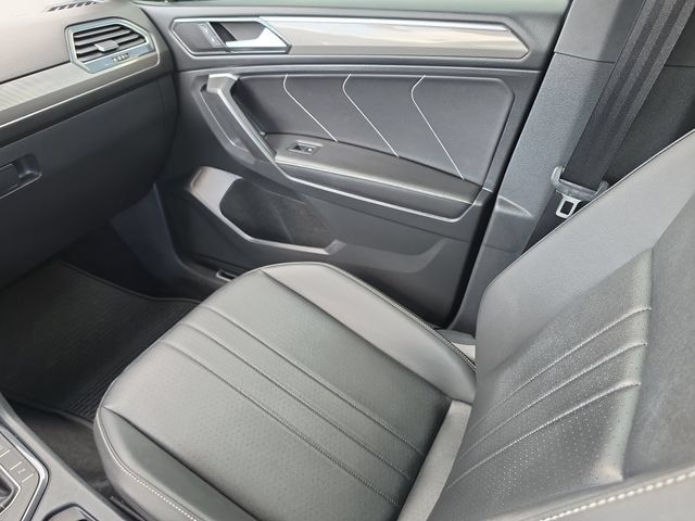 Used 2024 Volkswagen Tiguan SE R-Line FWD image 16