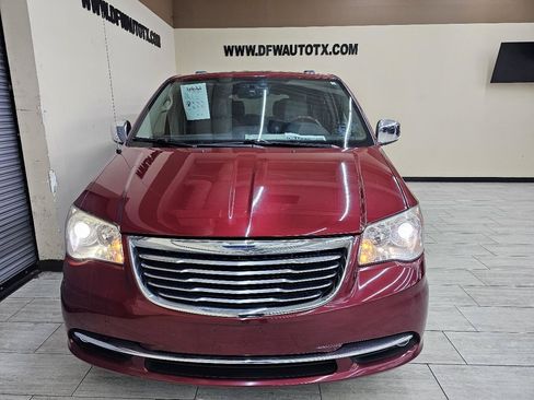 Used 2013 Chrysler Town & Country Limited w/ Luxury Group FWD image 3