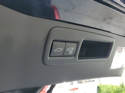 Used 2021 Toyota Venza Limited AWD/4WD image 29