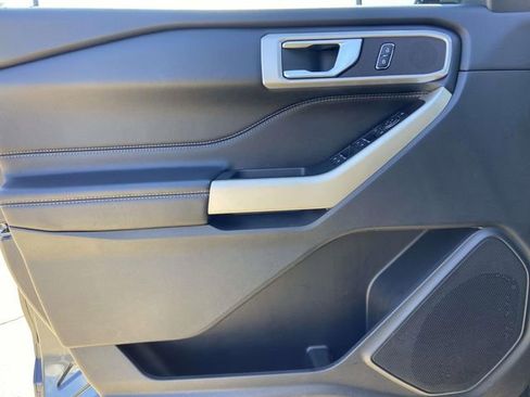 Used 2022 Ford Explorer XLT image 11