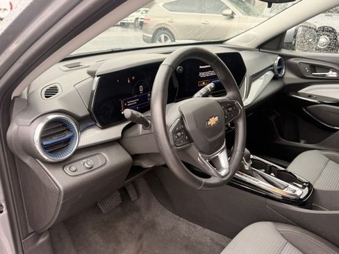 Used 2025 Chevrolet Trax LT w/ LT Convenience Package image 12