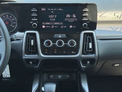 Used 2023 Kia Sorento LX FWD image 19