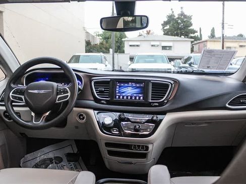Used 2021 Chrysler Voyager Lxi image 17