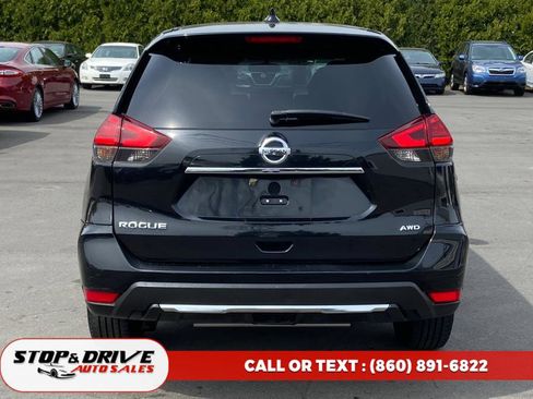 Used 2017 Nissan Rogue S w/ S Family Package image 4