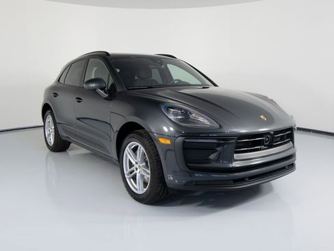Certified 2025 Porsche Macan image 12