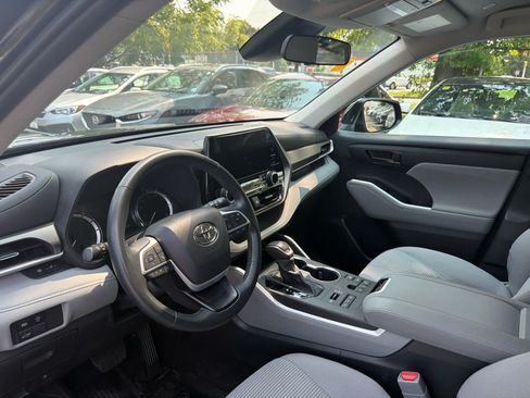 Used 2024 Toyota Highlander LE AWD/4WD image 13