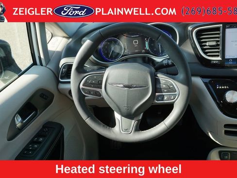 Used 2024 Chrysler Pacifica Touring-L FWD image 16
