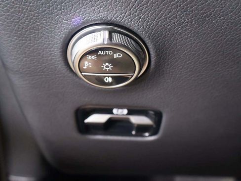 Used 2025 Mercedes-Benz GLC 350e 4MATIC image 39