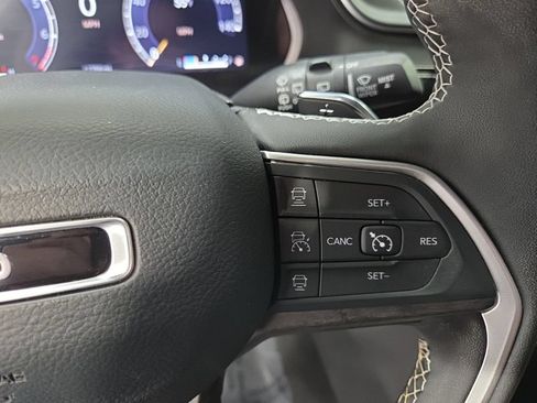 Used 2024 Jeep Grand Cherokee Limited w/ Black Appearance Package AWD/4WD image 15