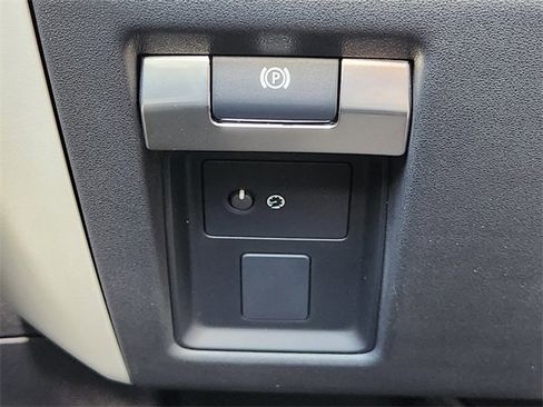 Used 2024 Land Rover Defender 90 S image 21