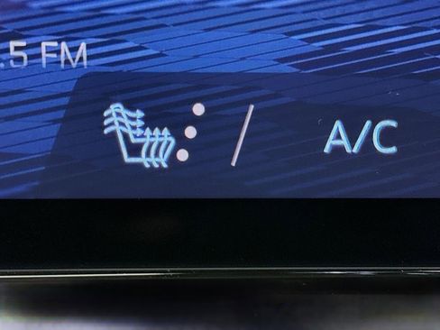 Used 2025 Chevrolet Traverse LT image 21